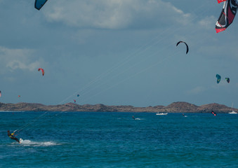 sportivo con kitesurf in azione
