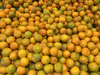 Closeup of oranges on a market

