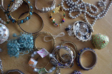 Etal de bijoux orientaux en vrac