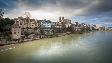 Stimmungsvolles Rheinufer in Basel mit Münster