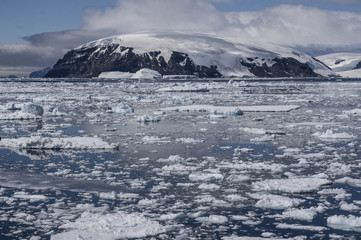 Glacial landscape in Antarctica © Heidi