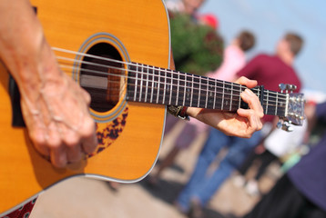 Obraz premium Playing guitar outside