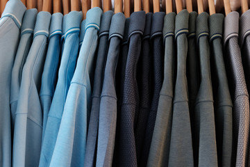 Kleider an Ständer zum Verkauf