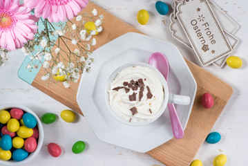 Trinkschokolade mit Sahne zur Osterzeit