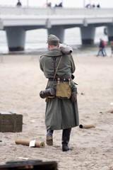 Żołnierz niemiecki na plaży. - obrazy, fototapety, plakaty