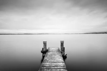 Photo sur Plexiglas Noir et blanc Temps gelé. Noir et blanc. Paysage minimaliste sur le lac. Exposition longue.