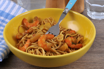 Assiette de spaghettis aux crevettes 