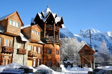 Foto op Plexiglas Wooden hotel in the mountains of Caucasus © vadimdem