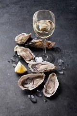 Fototapete Oysters with lemon and white wine © karandaev
