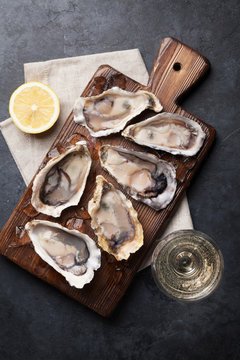 Oysters with lemon and white wine