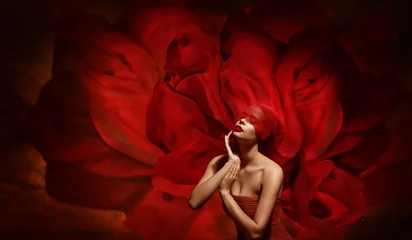 Frauenphantasie, Model mit roter Augenbinde aus Seidenstoff, der das Gesicht berührt, fließender winkender Kunststoffhintergrund © inarik