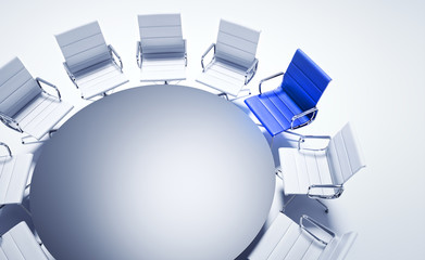 Blauer Stuhl am runden Tisch