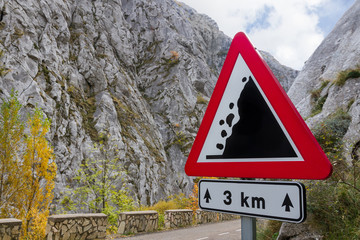 Señal de Tráfico: Peligro Desprendimientos  en Carretera de  Montaña