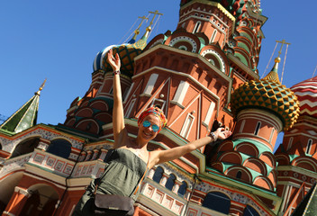 Fototapeta na wymiar Girl on the background of St. Basil's Cathedral on red square in Moscow