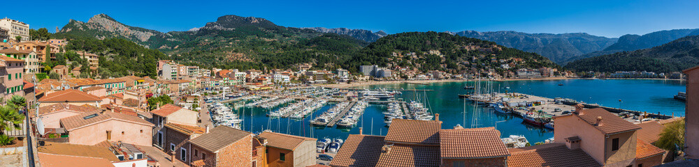 Fototapeta na wymiar Spanien Mittelmeer Küste Hafen Panorama Ansicht malerische Bucht von Port de Soller Mallorca 