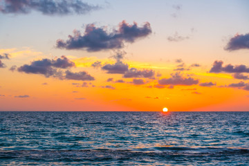 Obraz premium Beautiful sunset with sky over calm sea in tropical Maldives island