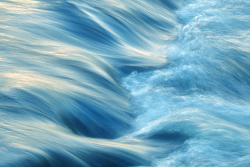 Wasser fließend, kräftig und energisch