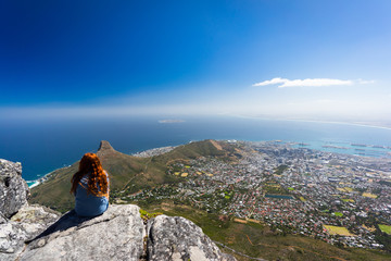 Une fille au sommet de Table Mountain, Cape Town