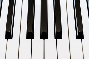 Naklejka premium White and black keys of a piano