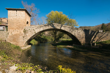 Fototapeta na wymiar Ponte medievale di San Francesco sul fiume Aniene a Subiaco, Lazio