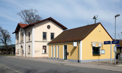 Fototapeta na wymiar Bahnhof in Postbauer-Heng