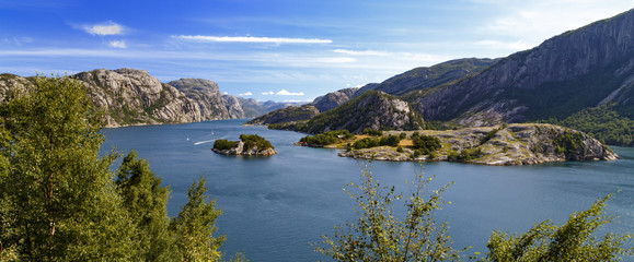 Fjordlandschaft in Norwegen im Sommer