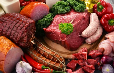 Auswahl an Fleischprodukten, einschließlich Schinken und Wurst