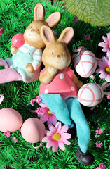 Osterhasen mit bunten Eiern auf einer Blumenwiese