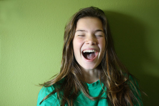 GIOVANE RAGAZZA RIDENDO