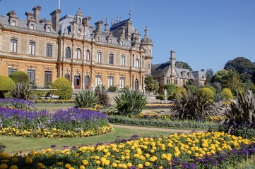 Fototapeta premium château de style néo-renaissance et jardin de style Français