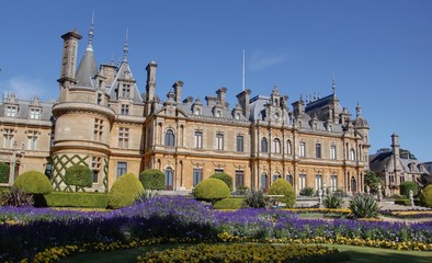 château de style néo-renaissance et jardin de style Français