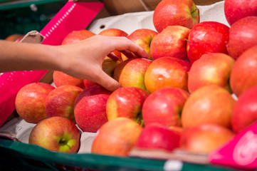 Äpfel in einem Supermarkt