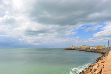 Fototapeta na wymiar Strandpromenade/ Bucht von Cadiz in Spanien 
