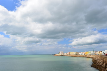 Strandpromenade/ Bucht von Cadiz in Spanien