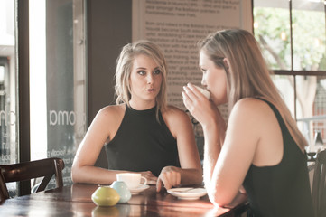 Obraz na płótnie Canvas blonde females drinking coffee