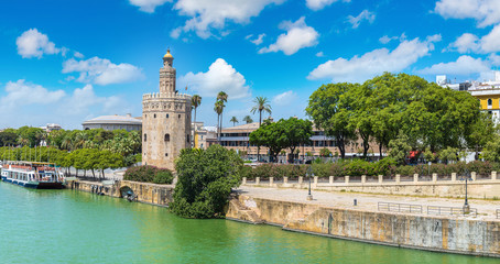 Fototapeta na wymiar Golden tower in Sevilla