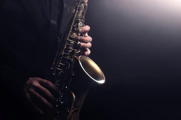Gordijnen Saxofonist Saxofonist die jazzmuziekinstrument speelt © Alenavlad