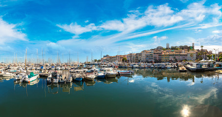 Fototapeta na wymiar Yachts anchored in port in Cannes