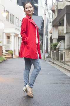ファッションポートレート　原宿　赤いハーフコート　フレンチカジュアル