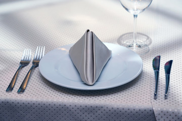 the table setting in restaurant