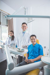 Obraz premium dentist talking to his patient at dental care clinic