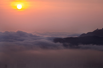 Obraz premium Foggy and Cloudy view of Victoria harbor at Hong Kong 