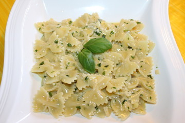 Farfalle in Zitronen-Basilikum-Soße