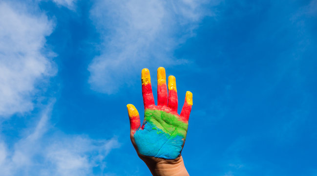 Bunte Hand am Himmel