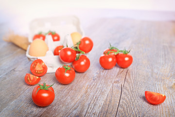 tomate grappe sur fond en bois