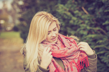 Naklejka premium Woman dressed warmly looking at bush