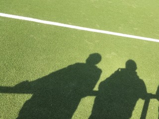 Schatten von Zuschauern auf einem Sportplatz