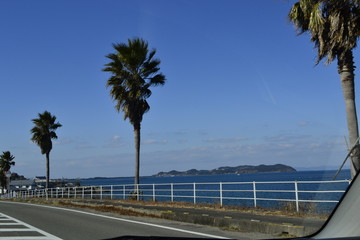 車窓から見える海