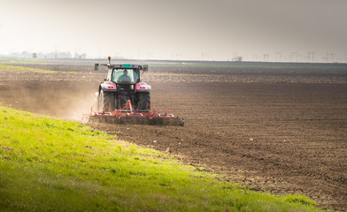 Obraz premium Tractor preparing land for sowing