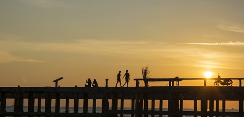 Obraz premium Sihouette view of relaxation on beach